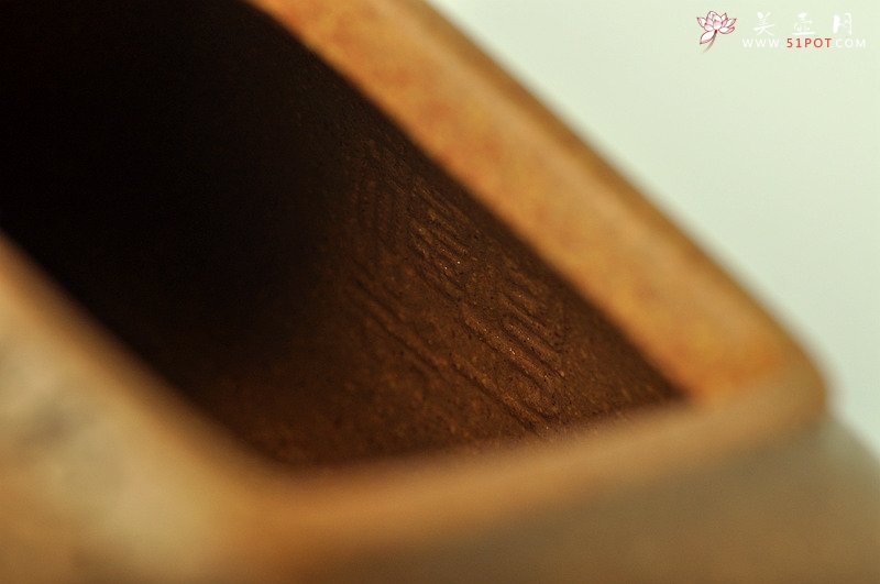 紫砂壶图片：老味纵横 2014全手工大赛一等奖袁德波装饰 全手孤棱 通转梅花 - 美壶网