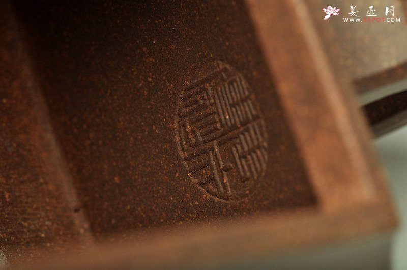 紫砂壶图片：厚重大气  全手琮鼎四方 - 美壶网