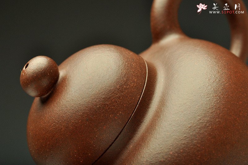 紫砂壶图片：传统实用 做工精致 极品陈腐老紫泥 全手高帽壶 - 美壶网