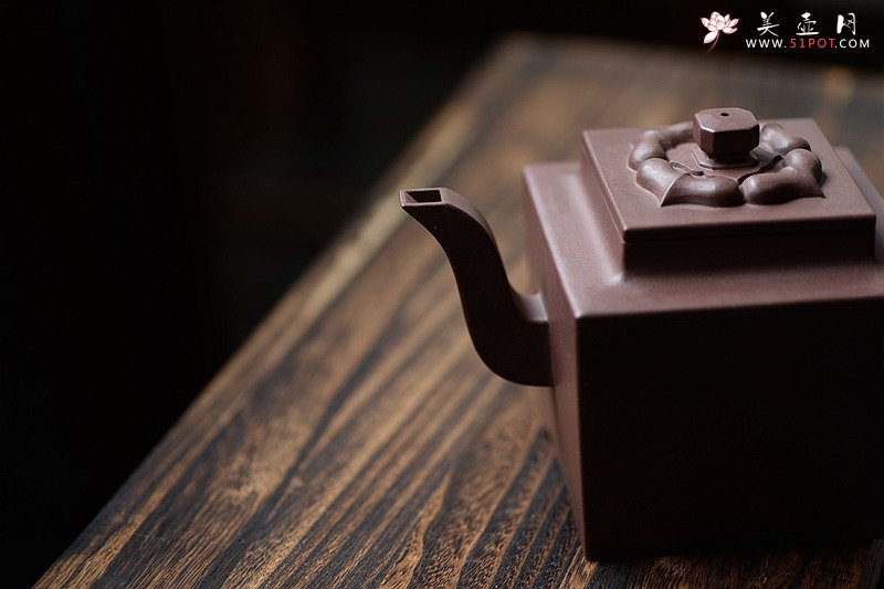 紫砂壶图片：托款仿老壶 清乾隆风格 全手四方 欣赏 - 美壶网