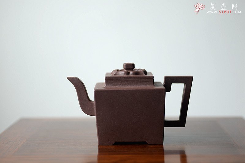 紫砂壶图片：托款仿老壶 清乾隆风格 全手四方 欣赏 - 美壶网