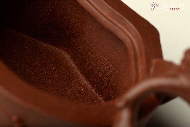 紫砂壶图片：傲梅斗雪 苍老遒劲 全手铁骨寒梅 经典作品  - 美壶网