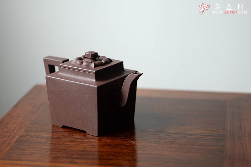 紫砂壶图片：托款仿老壶 清乾隆风格 全手四方 欣赏 - 美壶网