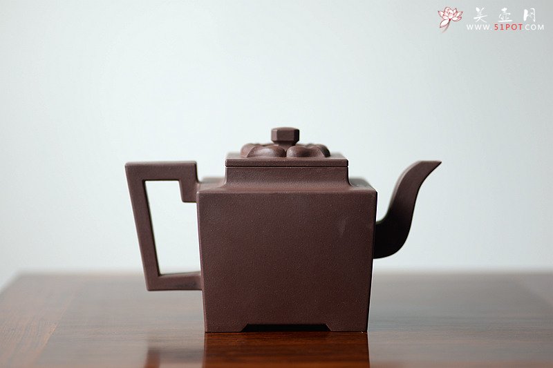 紫砂壶图片：托款仿老壶 清乾隆风格 全手四方 欣赏 - 美壶网