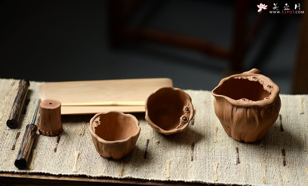 紫砂壶图片：款式二之学院派风格之全手莲蓬公道+2个手工莲子杯 肌理丰富 各有风味~ - 美壶网