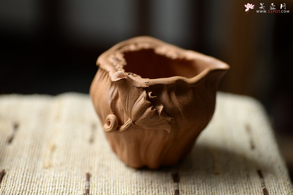 紫砂壶图片：款式二之学院派风格之全手莲蓬公道+2个手工莲子杯 肌理丰富 各有风味~ - 美壶网