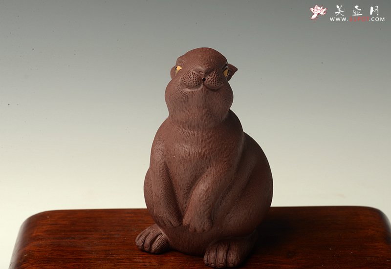 紫砂壶图片：神态细腻 精品茶宠 栩栩如生 精制版的拉毛兔兔一套 - 美壶网