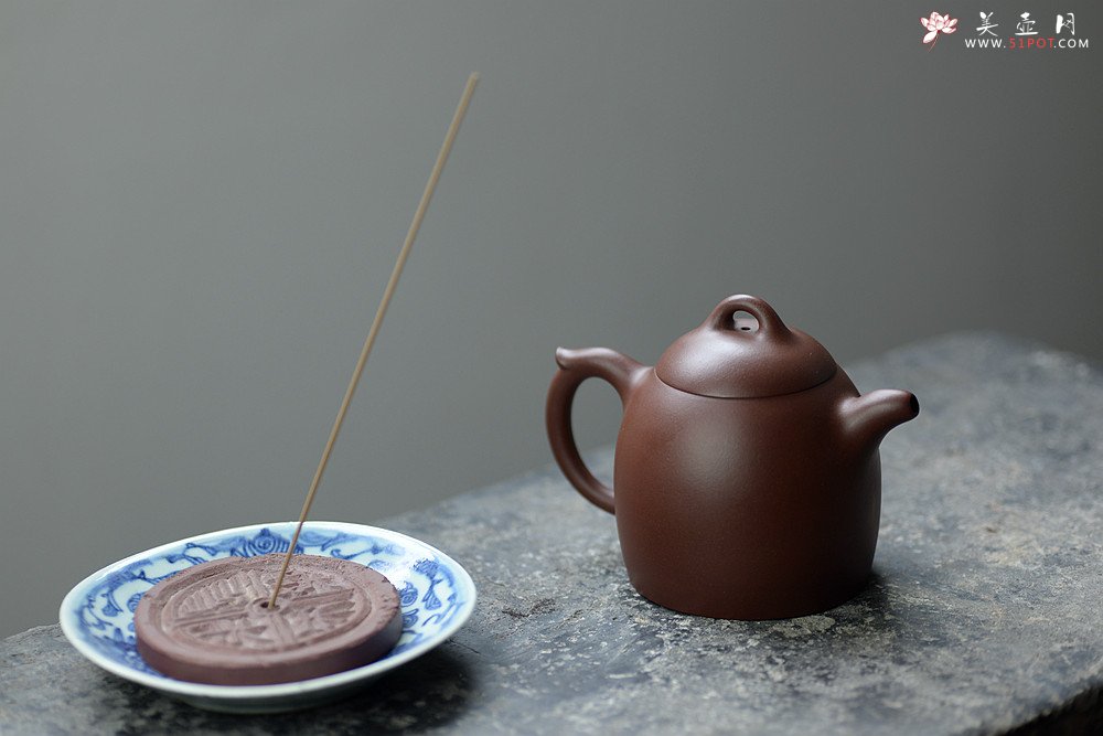 紫砂壶图片：陈腐老紫泥 稳重大方 做工精致 全手秦权 潜力艺人 - 美壶网