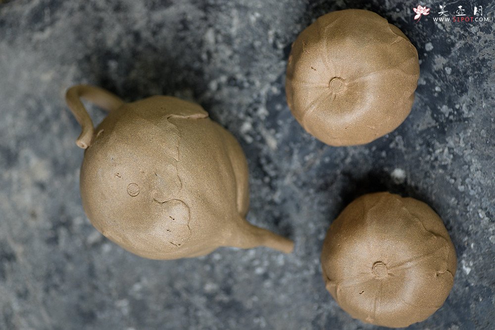 紫砂壶图片：学院派风格之全手荷叶公道+2个手工荷叶杯 肌理丰富 各有风味~ - 美壶网