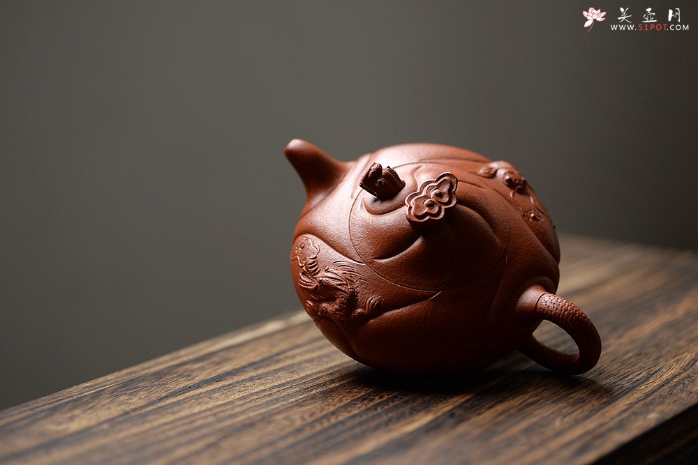 紫砂壶图片：器形端庄   朱泥鱼化龙 难度颇大 - 美壶网