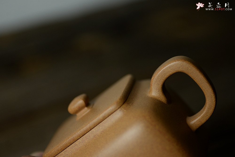 紫砂壶图片：何卫枫新作 五彩段泥 全手方础 方正稳重 - 美壶网