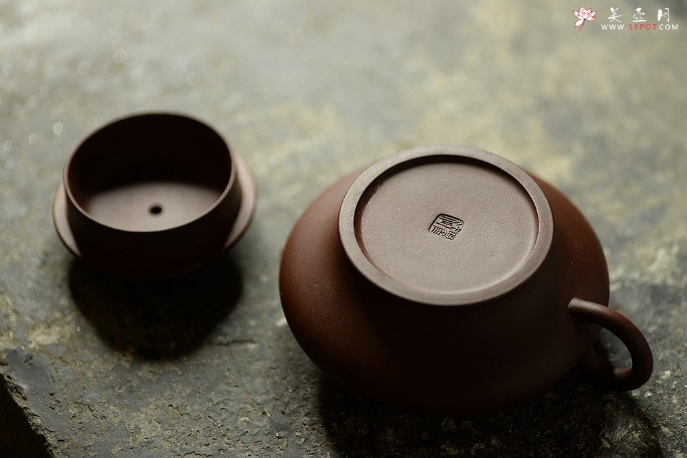 紫砂壶图片：瞿斌近作 黄玲玲装饰 文雅秀气 精致小虚扁 无弦之琴何以清心唯一净字可得 - 美壶网