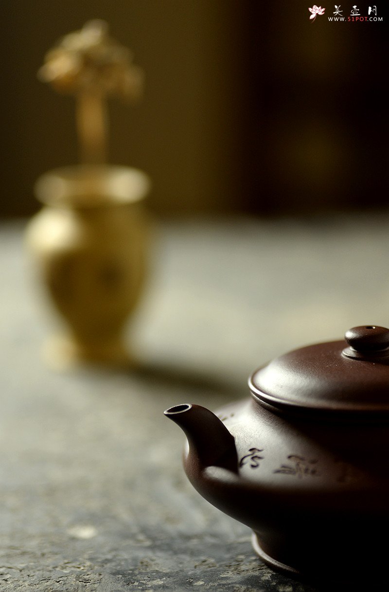 紫砂壶图片：瞿斌近作 黄玲玲装饰 文雅秀气 精致小虚扁 无弦之琴何以清心唯一净字可得 - 美壶网