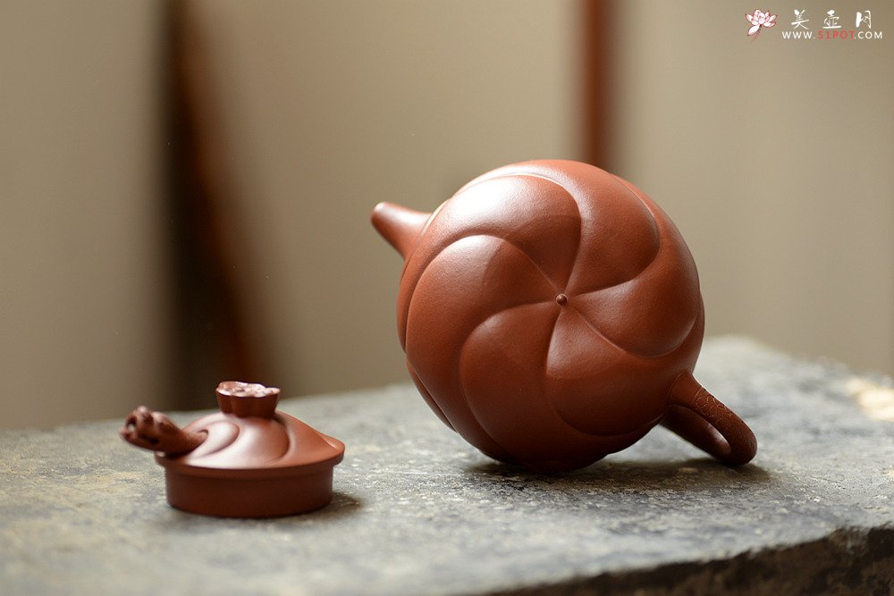 紫砂壶图片：器型饱满  精品扁鱼化龙  做工精细 - 美壶网