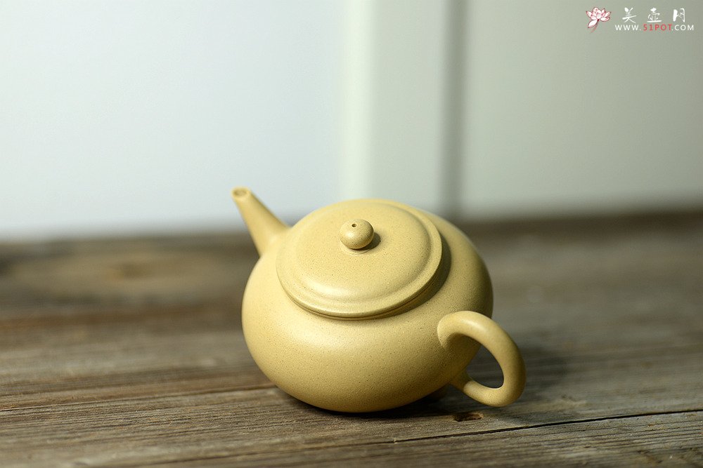 紫砂壶图片： 饱满素雅  温润如玉 全手三足水平  - 美壶网