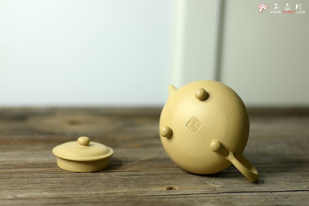 紫砂壶图片： 饱满素雅  温润如玉 全手三足水平  - 美壶网