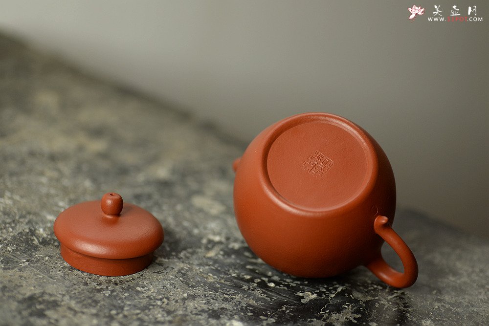 紫砂壶图片：简练素雅 高旭峰款 线条流畅 全手朱泥静月 - 美壶网