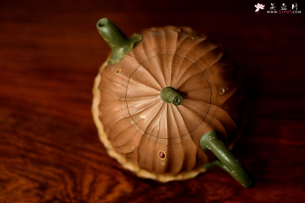 紫砂壶图片：文气十足 意境深远 秋日残荷 孙伟强张新亚合作 - 美壶网