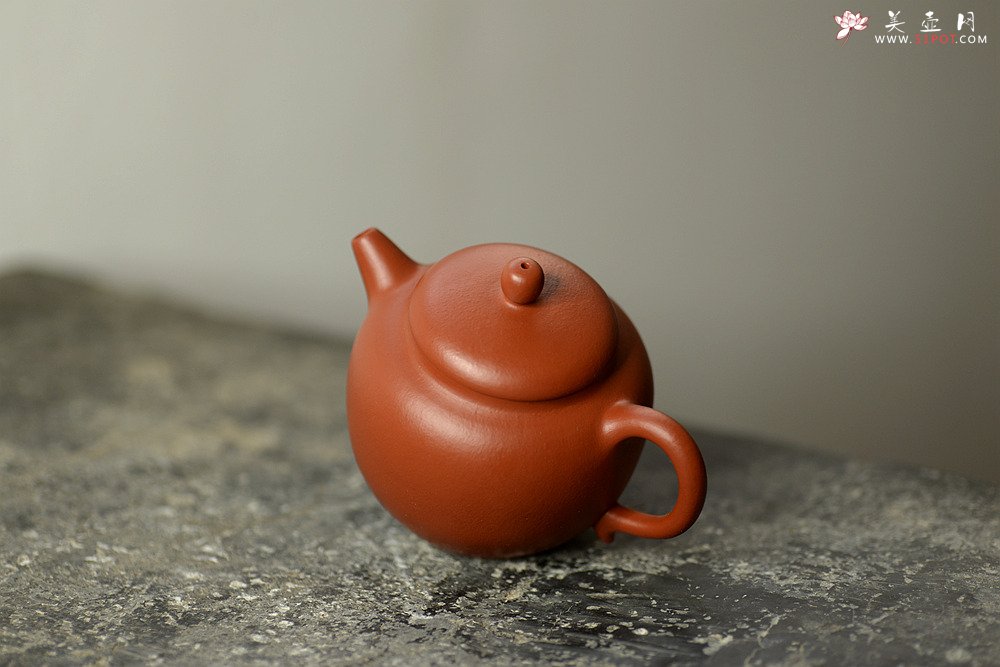 紫砂壶图片：简练素雅 高旭峰款 线条流畅 全手朱泥静月 - 美壶网