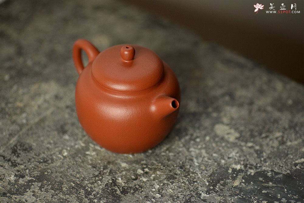 紫砂壶图片：简练素雅 高旭峰款 线条流畅 全手朱泥静月 - 美壶网