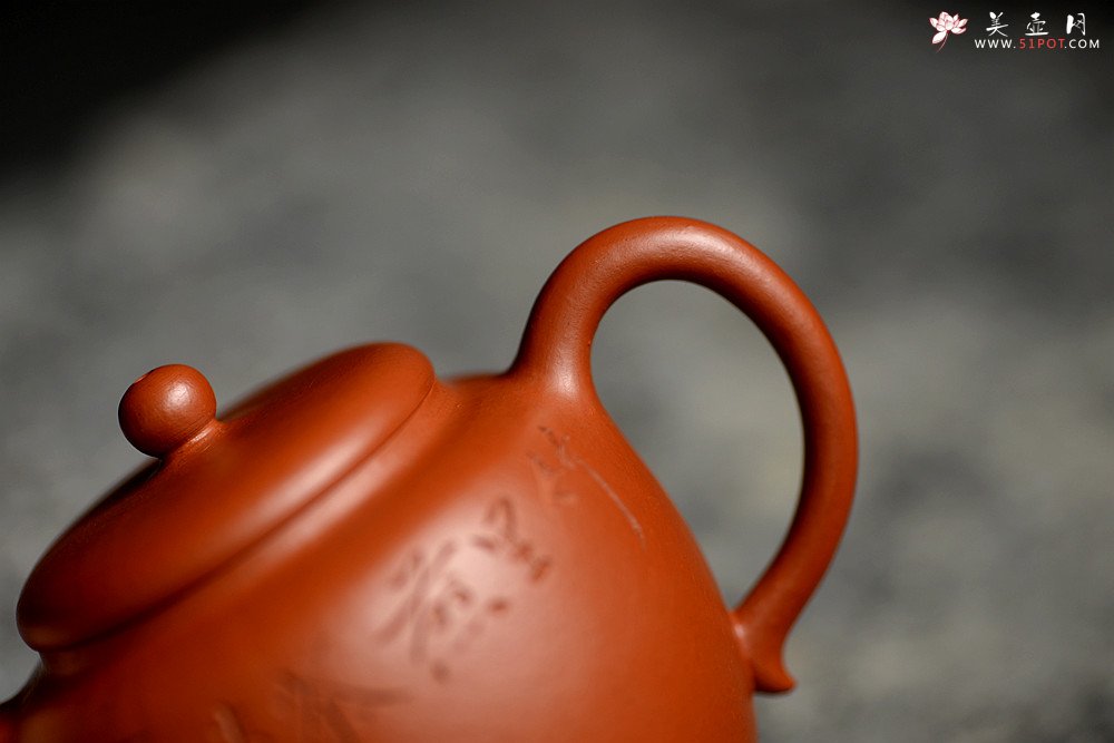 紫砂壶图片：简练素雅 高旭峰款 线条流畅 全手朱泥静月 许频频装饰 - 美壶网