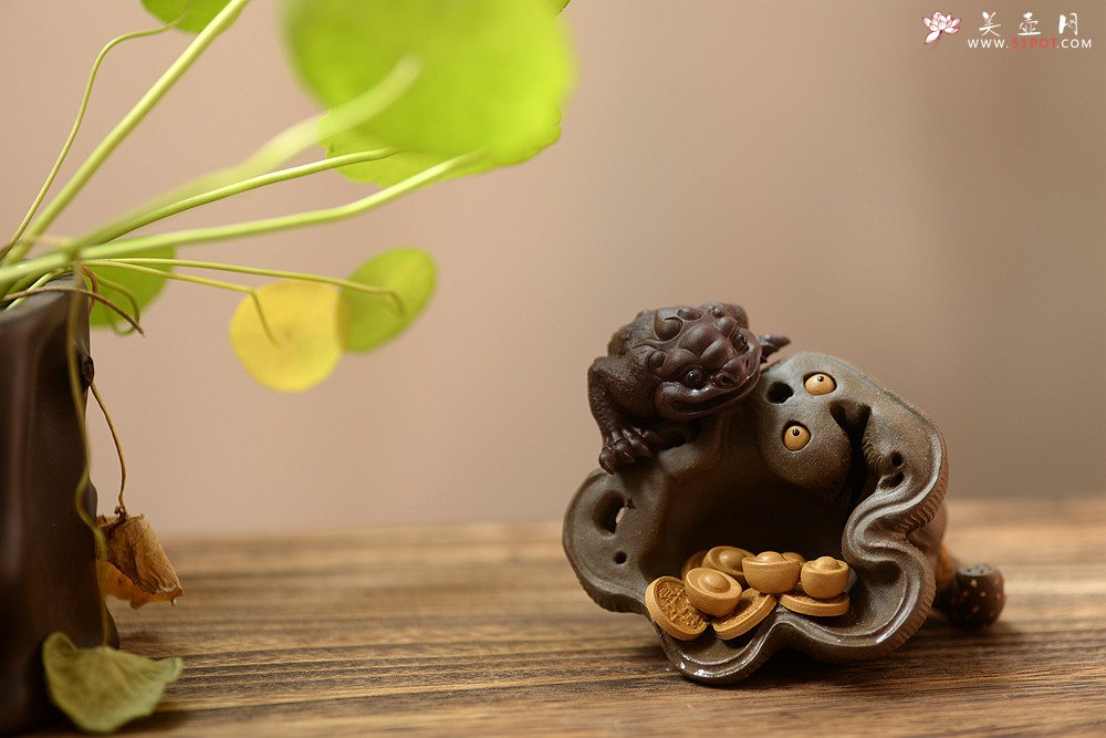 紫砂壶图片：莲蓬金蟾 做工精细 和气招财茶宠 - 美壶网