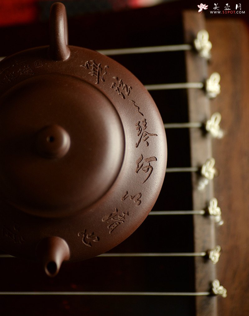 紫砂壶图片：瞿斌近作 黄玲玲装饰 文雅秀气 精致小虚扁 无弦之琴何以清心唯一净字可得 - 美壶网