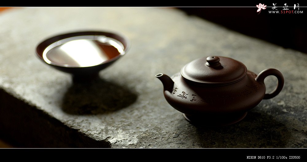 紫砂壶图片：瞿斌近作 黄玲玲装饰 文雅秀气 精致小虚扁 无弦之琴何以清心唯一净字可得 - 美壶网