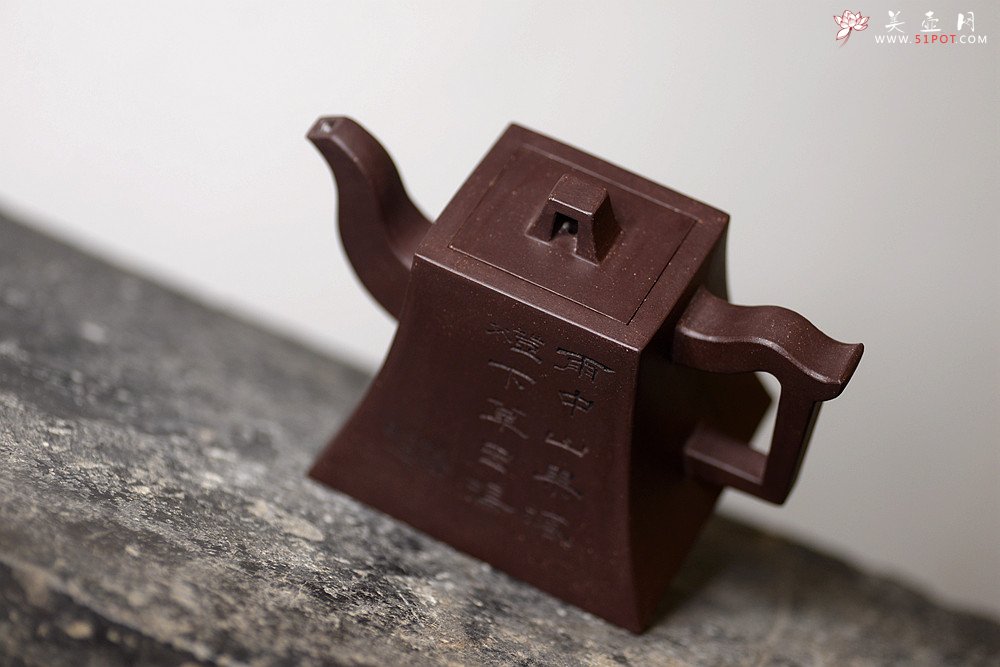紫砂壶图片：优质紫泥方鈡 壶势巍巍 古朴典雅  全手镶片 - 美壶网