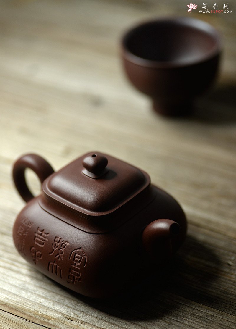 紫砂壶图片：何卫枫全手作品  张听刚装饰 古朴敦厚~ 荆泉四方 - 美壶网