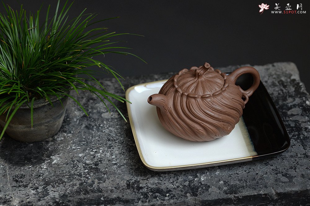 紫砂壶图片：流动的线条 沧桑古朴 岁月波纹~ 柏语 孙伟强张新亚作品 - 美壶网