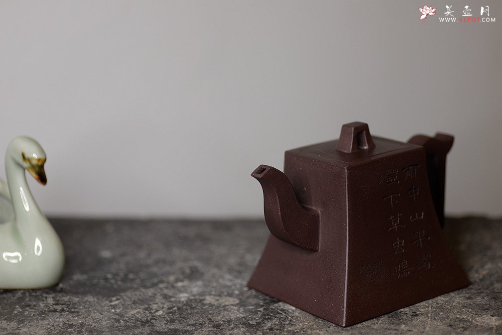 紫砂壶图片：优质紫泥方鈡 壶势巍巍 古朴典雅  全手镶片 - 美壶网