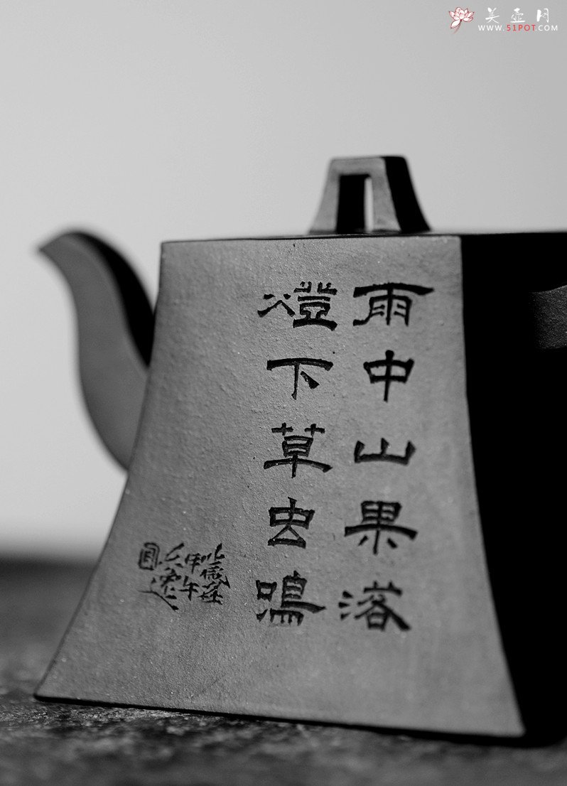 紫砂壶图片：优质紫泥方鈡 壶势巍巍 古朴典雅  全手镶片 - 美壶网