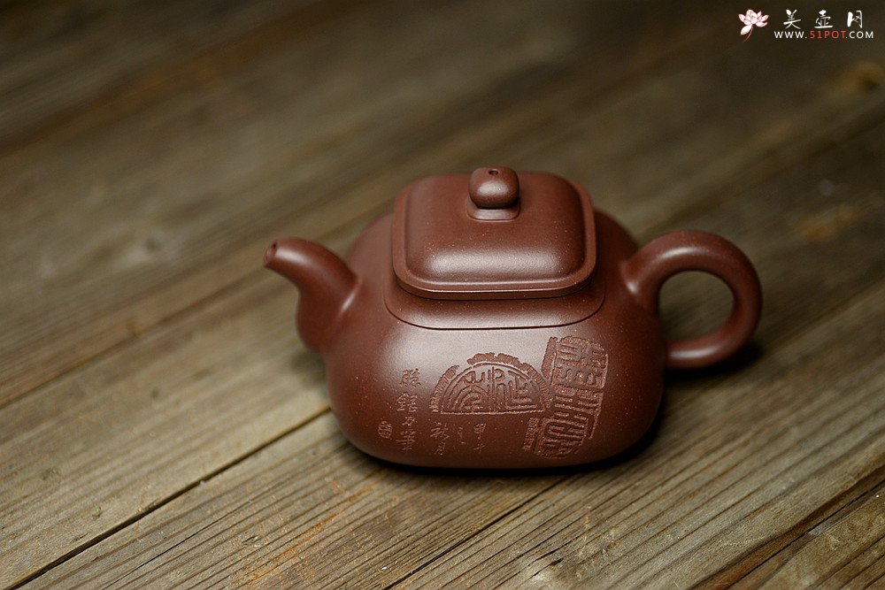 紫砂壶图片：何卫枫全手作品  张听刚装饰 古朴敦厚~ 荆泉四方 - 美壶网
