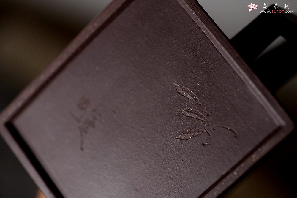 紫砂壶图片：优质紫泥方鈡 壶势巍巍 古朴典雅  全手镶片 - 美壶网