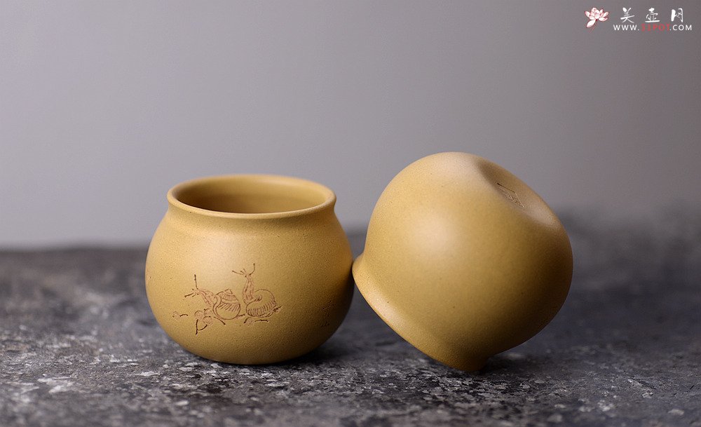 紫砂壶图片：曲峰闻香杯 原矿本山绿泥 刻绘蜗牛 - 美壶网