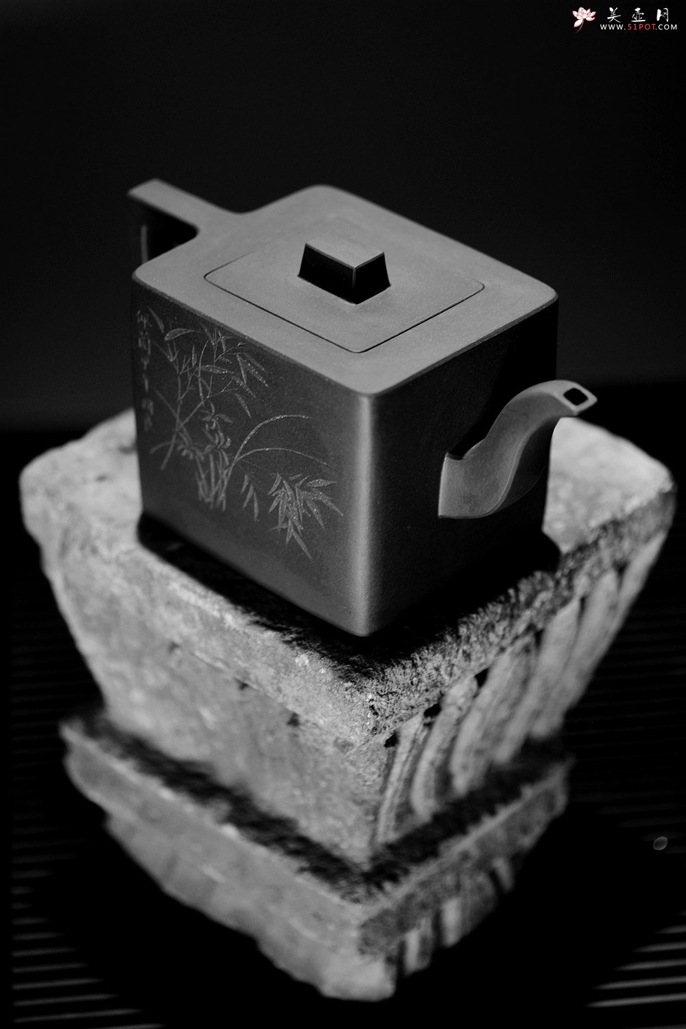 紫砂壶图片：许浒甲午年力作 全手工玉鼎四方 大品重器 雄厚古朴 单片拍打  - 美壶网