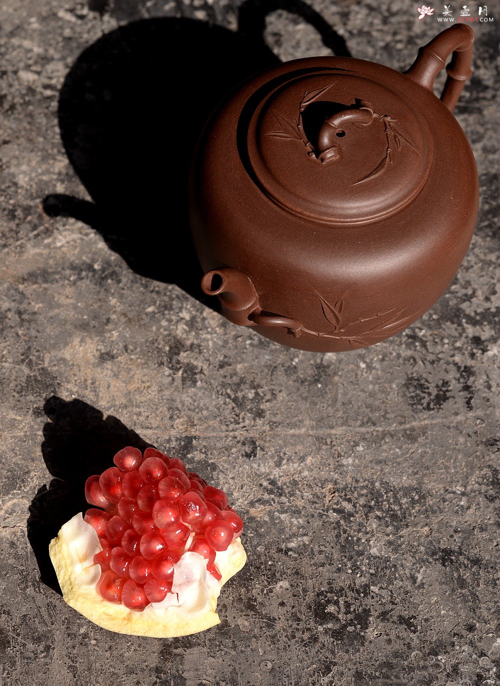 紫砂壶图片：肥美竹叶 饱满飘逸 全手大君竹 顾正芳经典作品 - 美壶网