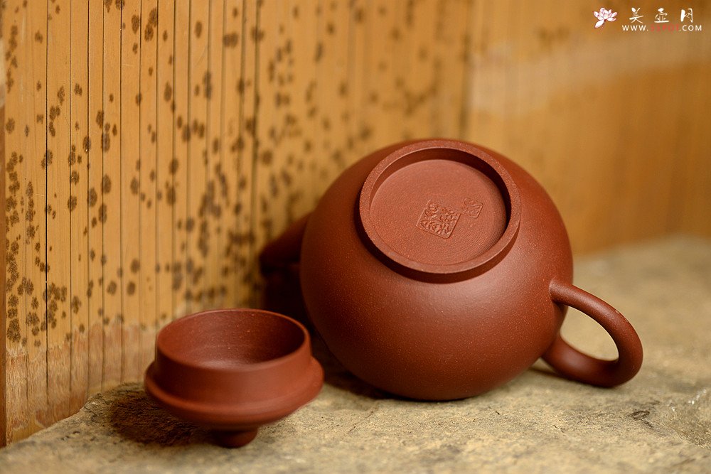 紫砂壶图片：詹黎明全手近作 中书协王俊平装饰 经典光素器考验功力 圆珠 - 美壶网