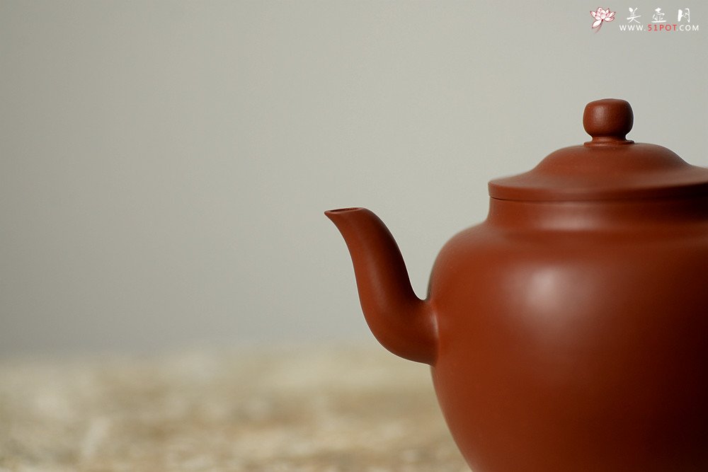 紫砂壶图片：曲峰精工力作 线条流畅  娇艳可人 朱泥笠帽 - 美壶网