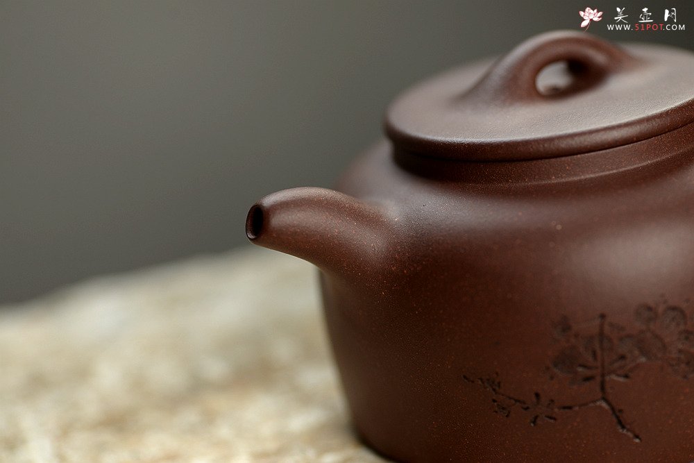 紫砂壶图片：徐亚春年终之作 全手平盖莲子 传统实用器形 陆逸舟刻梅~ - 美壶网