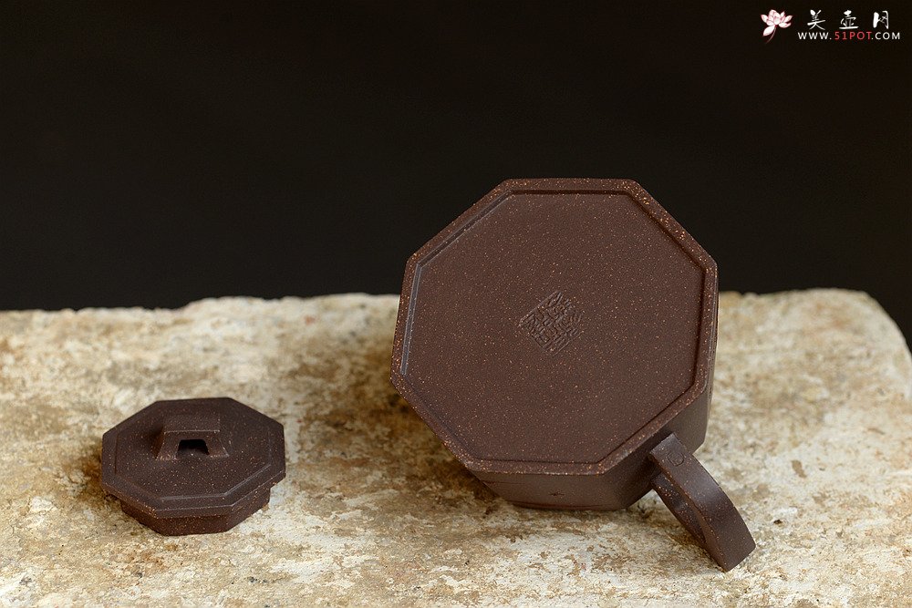 紫砂壶图片：泥绘通景山水 工整挺拔 全手高八方  - 美壶网