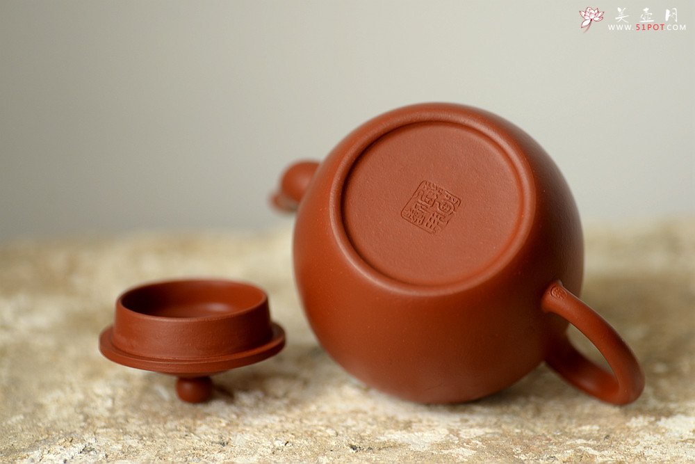 紫砂壶图片：曲峰精工力作 线条流畅  娇艳可人 朱泥笠帽 - 美壶网
