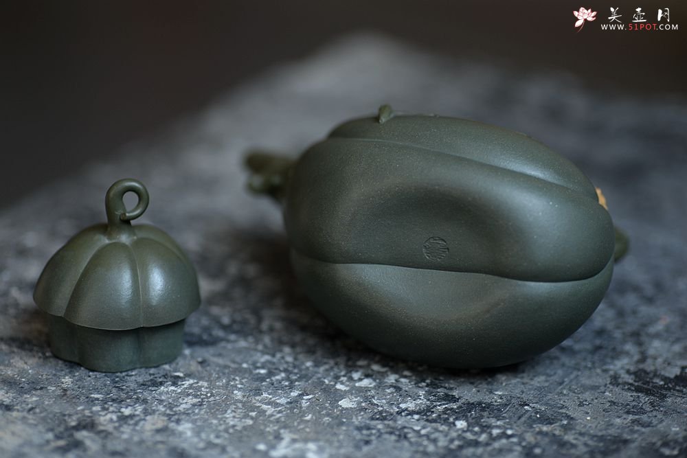 紫砂壶图片：田园之乐~写生造型 涌动的气韵 丝瓜 孙伟强张新亚合作原创作品 - 美壶网