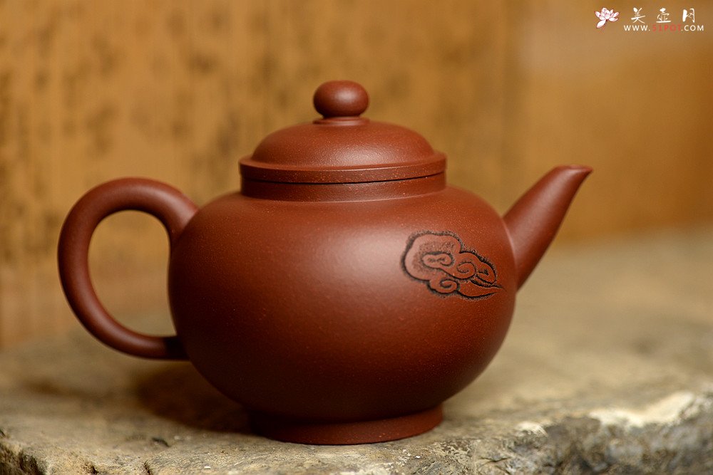 紫砂壶图片：詹黎明全手近作 中书协王俊平装饰 经典光素器考验功力 圆珠 - 美壶网