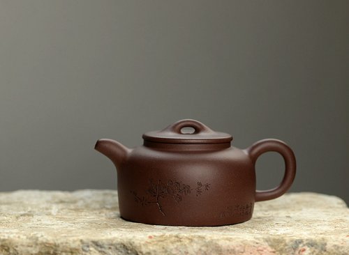 徐亚春紫砂壶 徐亚春年终之作 全手平盖莲子 传统实用器形 陆逸舟刻梅~ 原矿紫泥