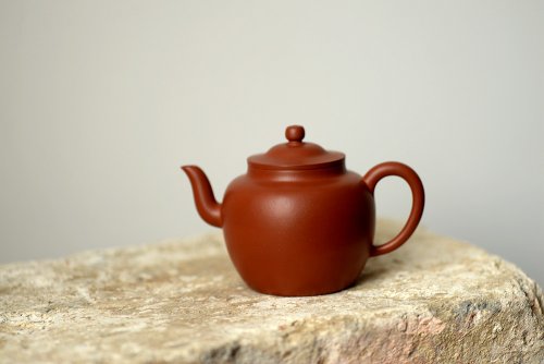 曲峰紫砂壶 曲峰精工力作 线条流畅  娇艳可人 朱泥笠帽 原矿朱泥