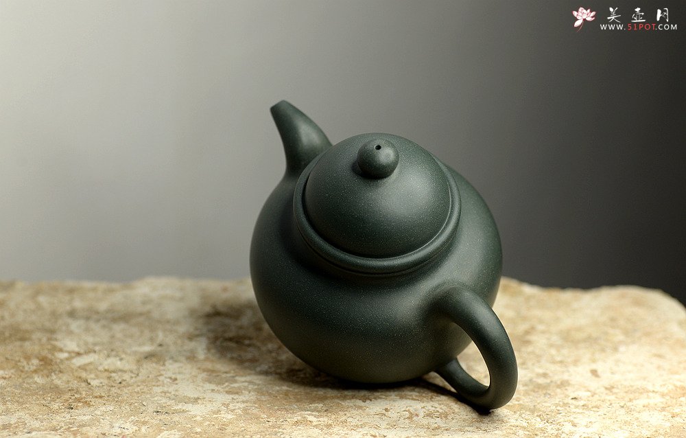 紫砂壶图片：深得其味 民国绿泥 全手寿珍掇球 霸气 经典再现 - 美壶网
