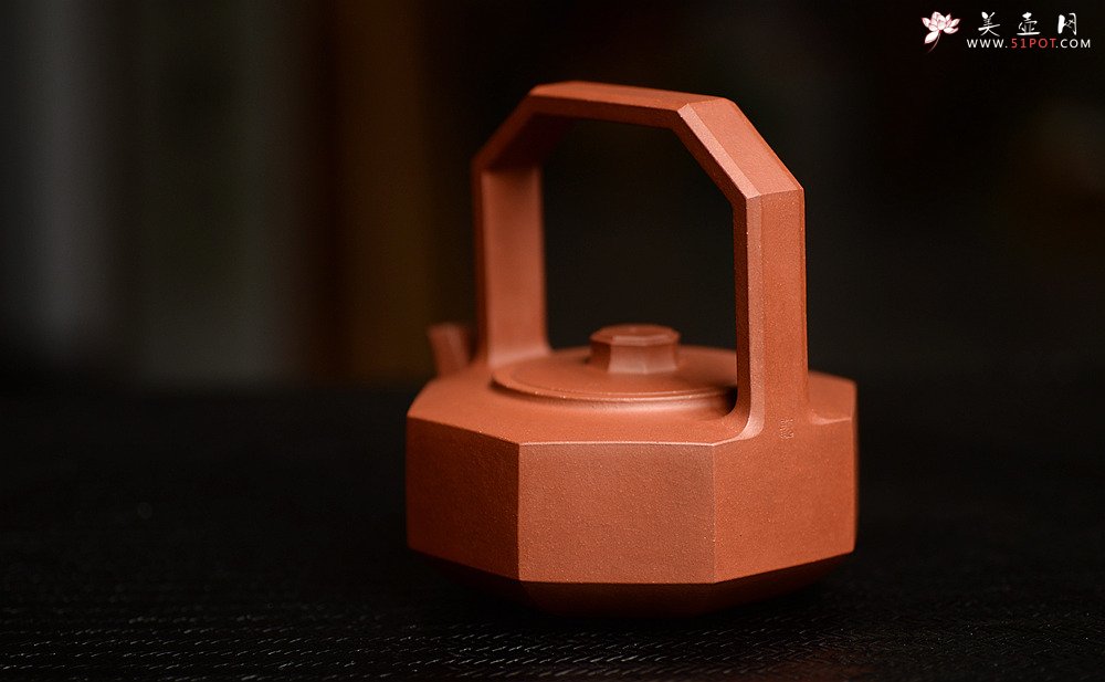 紫砂壶图片：顾文君实力代表作 线面挺括  黄龙源青水泥 全手八方钻石提梁 - 美壶网