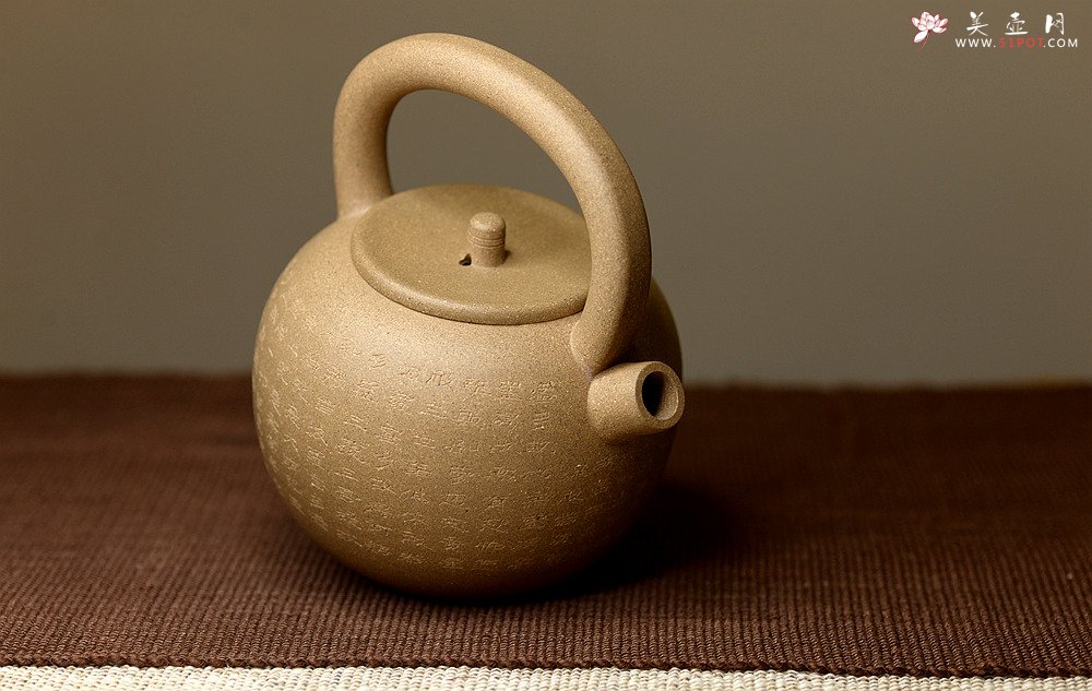 紫砂壶图片：雅致文气 泓渝山房全手心经提梁巨轮 可以烧水的巨轮o(∩_∩)o  - 美壶网